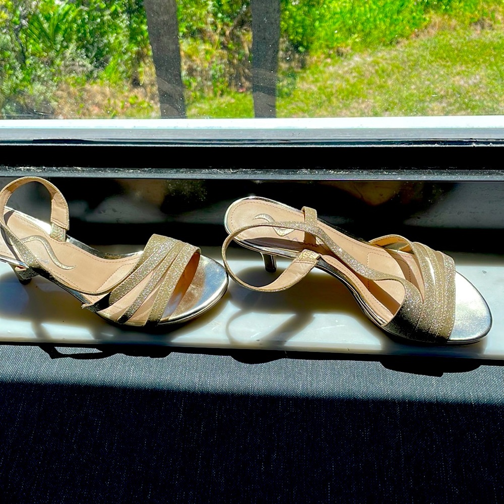NINA GOLD SHIMMERY SANDAL HEELS 6.5